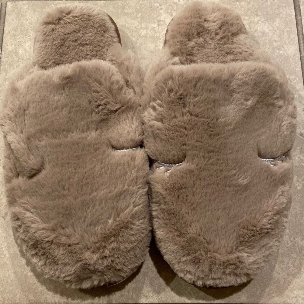 NEW women eyelash winter memory foam slipper sandals size 8 or 8.5